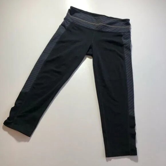 ATHLETA ZIPPY BALANCE BLACK/GRAY WOMEN'S STRETCH CAPRI RUCHED LEGGINGS SMALL - Picture 4 of 10